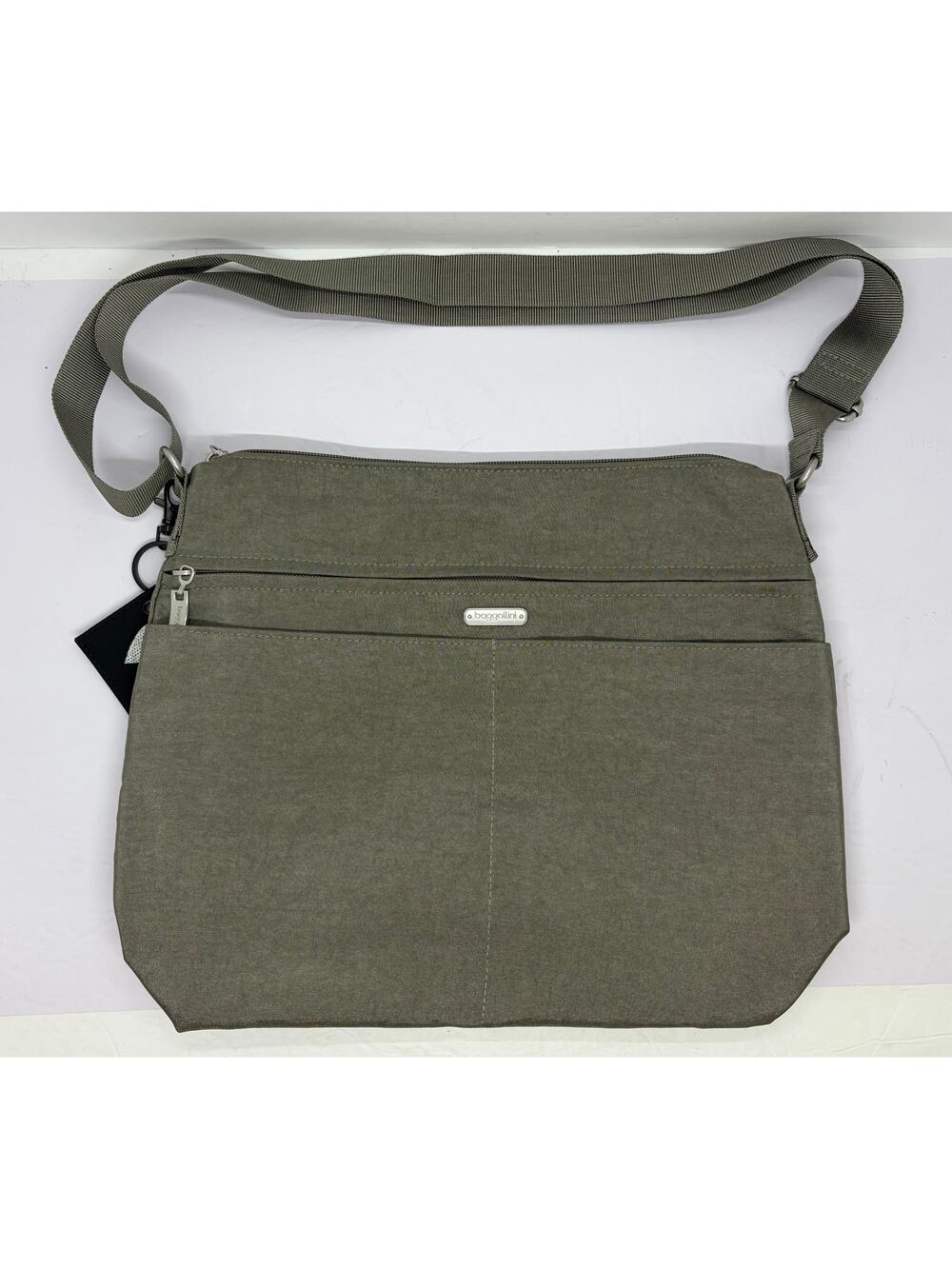 Baggallini NWOT Large Gray Silver Zippered Crossbody Travel Purse